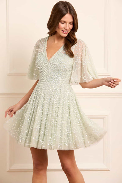 Minivestido con capa y cuello en V de lunares Leila