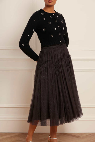 Krótki kardigan z kwiatowymi zdobieniami