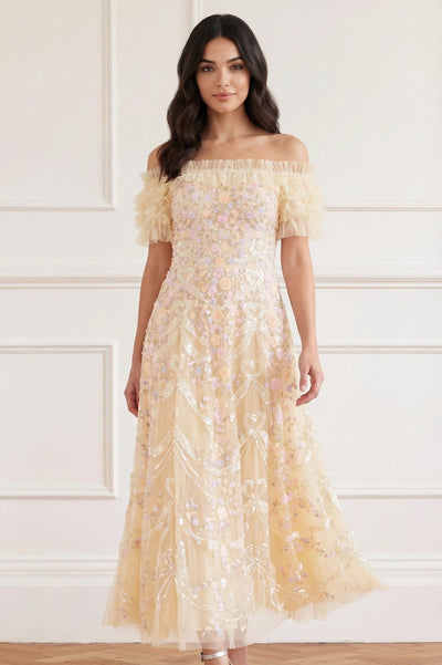 Vestido de gola alta sem ombros com coração de fita